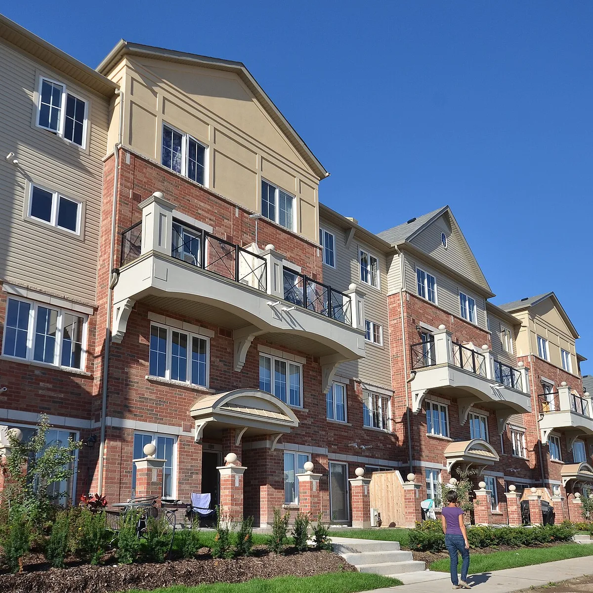 Townhomes and residential properties in River Oaks, Oakville
